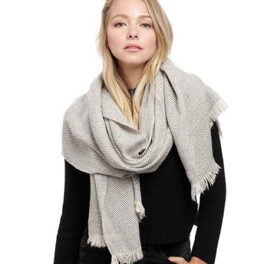 Soft oblique oblong scarf